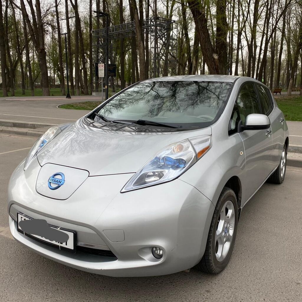 Ниссан бишкеке. Nissan Leaf 2003. Nissan Leaf SL. Ниссан лиф серебро. Ниссан лиф 2006.