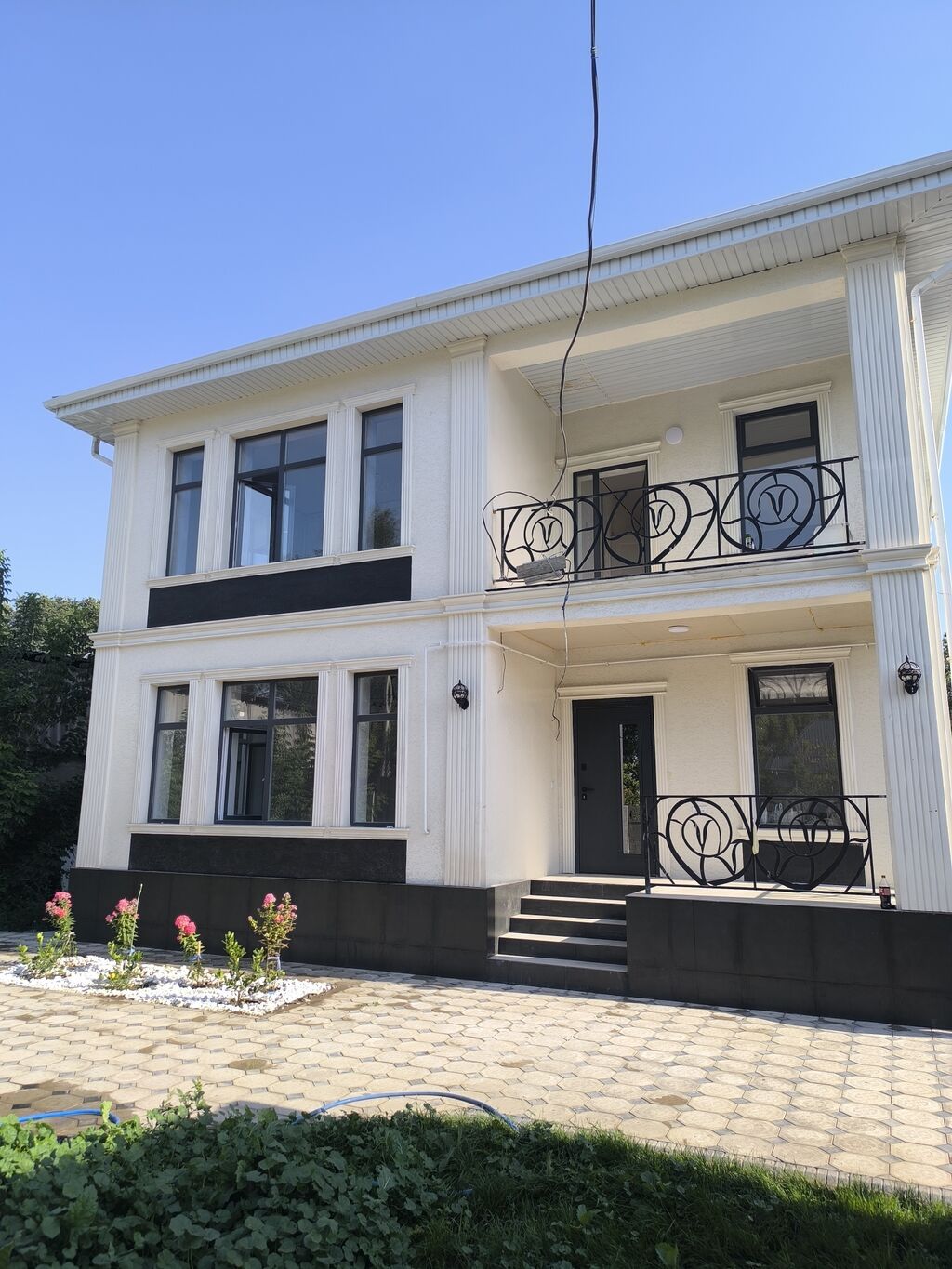 Продаю Двухэтажный жилой дом с современным фасадом и балконами. Дом: фото 1