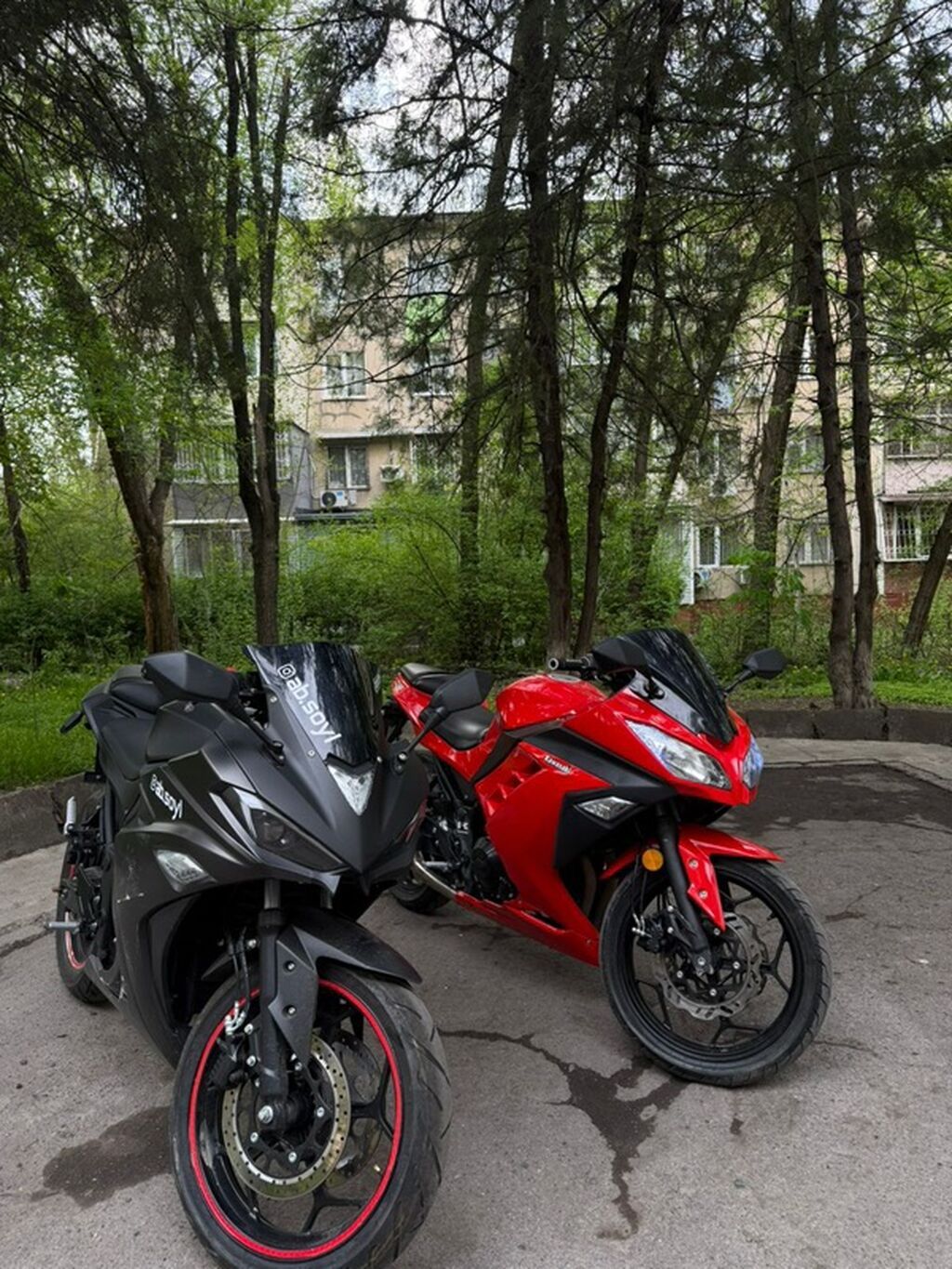 Kawasaki Ninja 300 (серия EX) — спортбайк в ярком красном цвете с: фото 3
