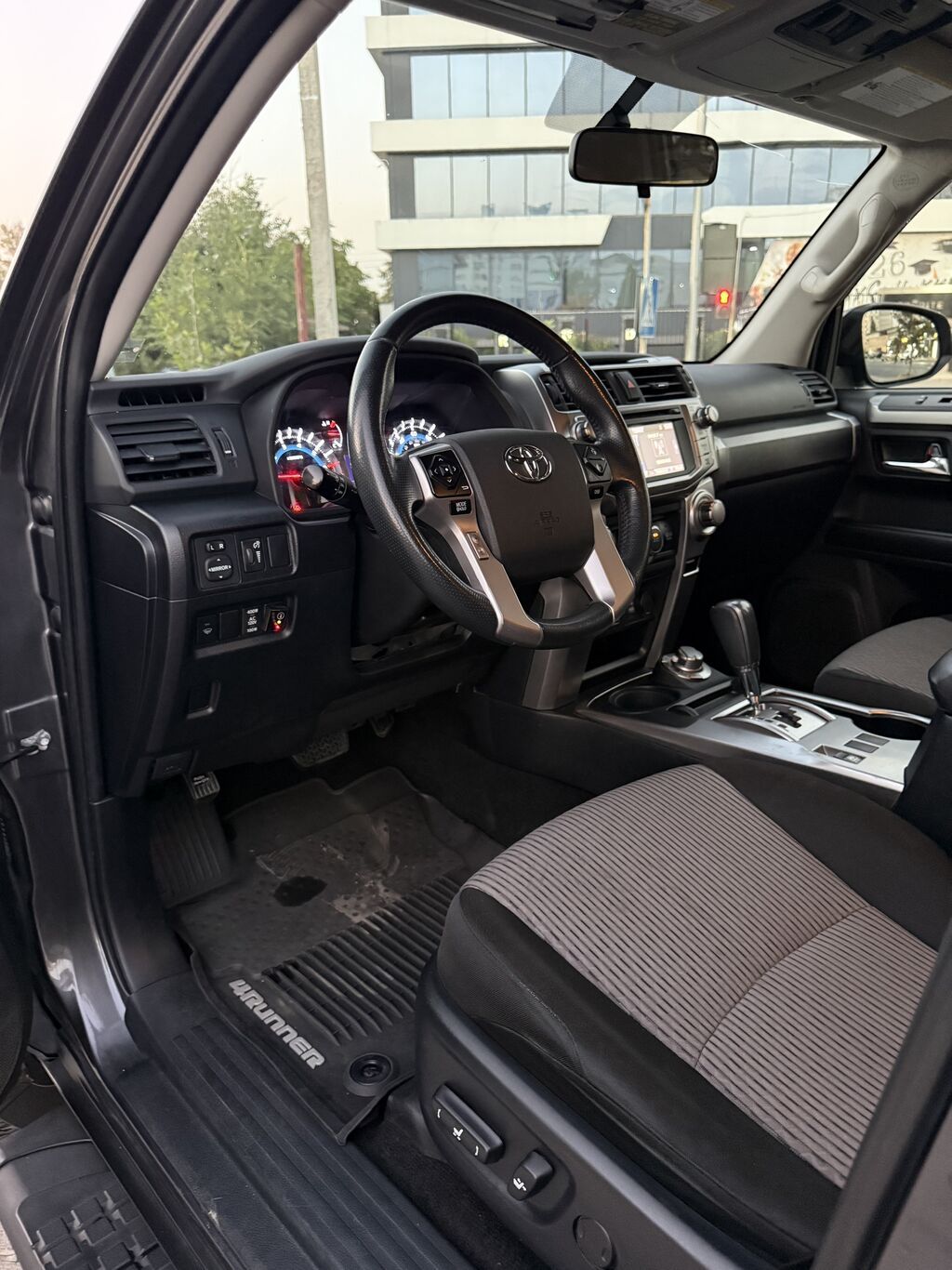 Toyota 4Runner: 2019 г., 4 л, Автомат, Газ, Внедорожник: фото 6