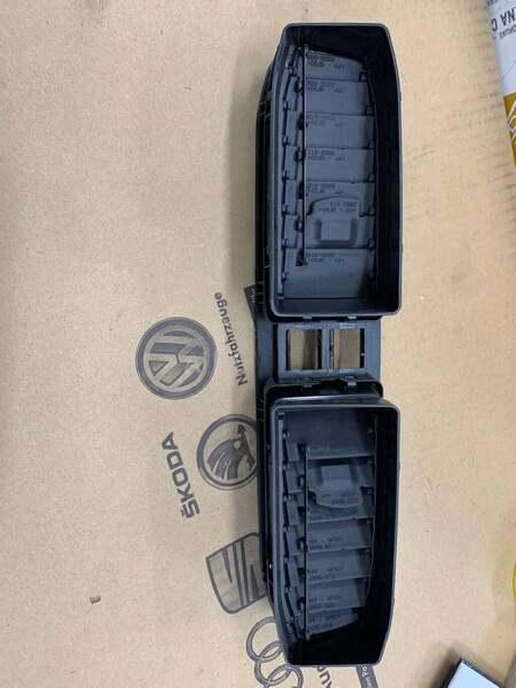 RS - Other Car Accessories: REŠETKA VENTILACIJE ZA VOLKSWAGEN CADDY - 2K05819728A | Rešetka