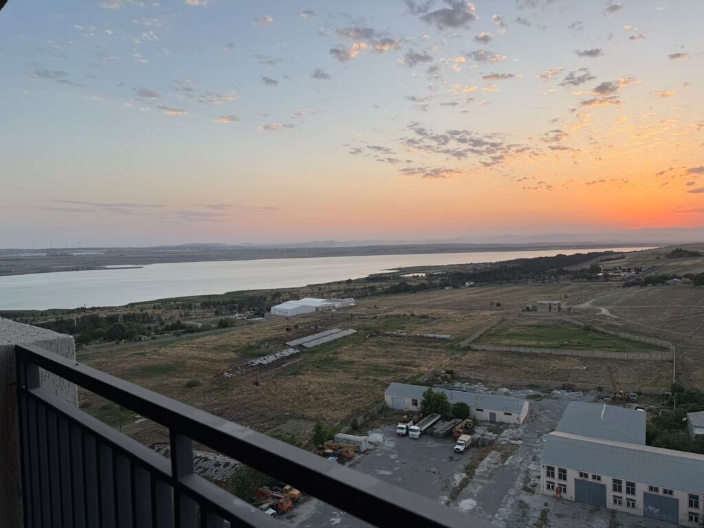 Mənzil Xırdalanda Blue City yaşayış kompleksində girişdə 1-ci binanın
