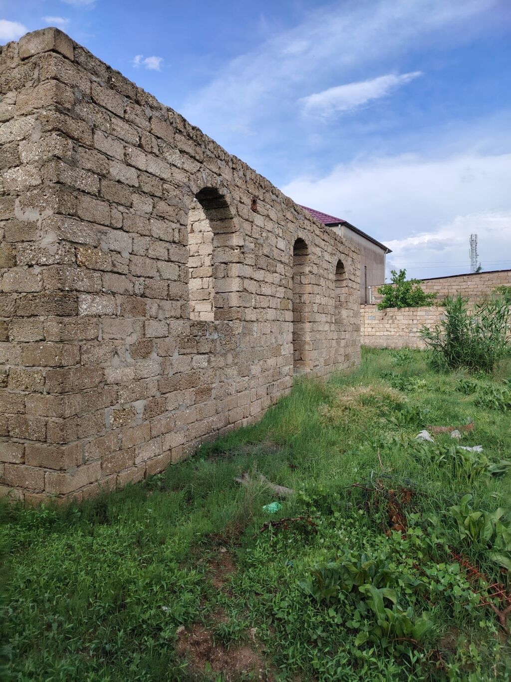 Təcili Satılır: yarımçıq tikili və həyət sahəsi - Material: daş hörgü