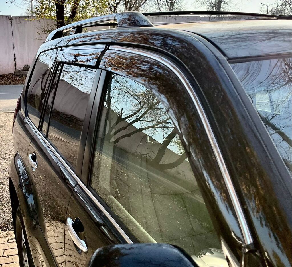 Ветровики на Lexus GX470 оригинальные с хромовым молдингом хром: фото 3