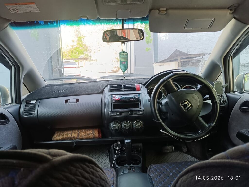 Honda Fit: 2003 г., 1.5 л, Автомат, Хэтчбэк: фото 4