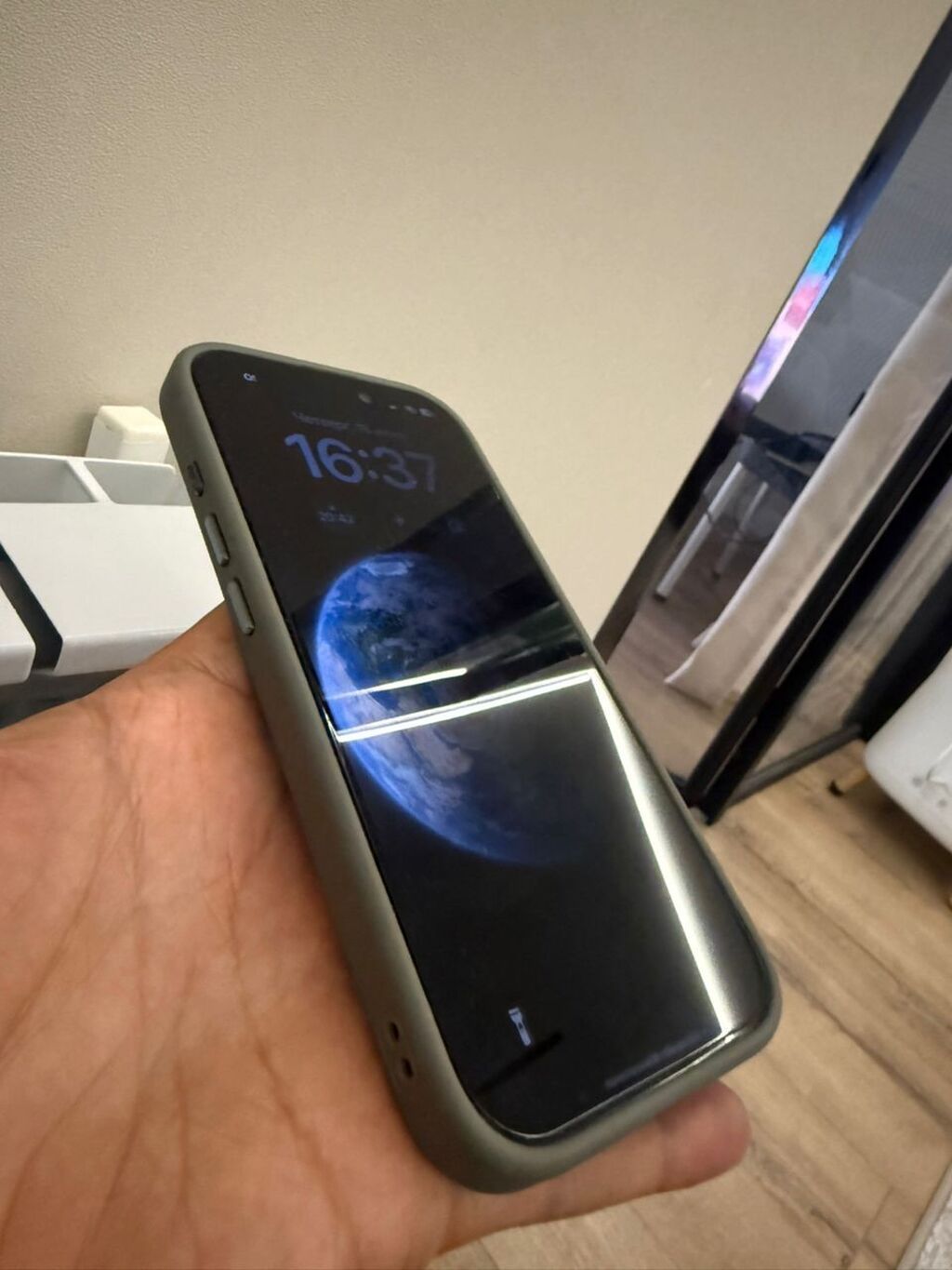 IPhone 16 Pro, Б/у, 256 ГБ, Защитное стекло, Чехол, Кабель, 100 %: фото 2