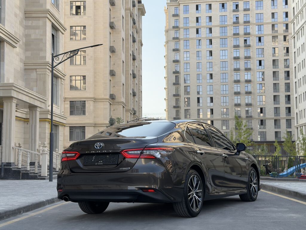 Toyota Camry: 2021 г., 2.5 л, Вариатор, Гибрид, Седан: фото 4