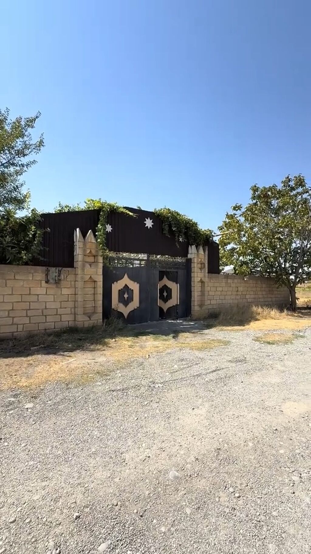 Bərdə rayonu güloğlularda ev satılır Təzə bazardan 500 metir