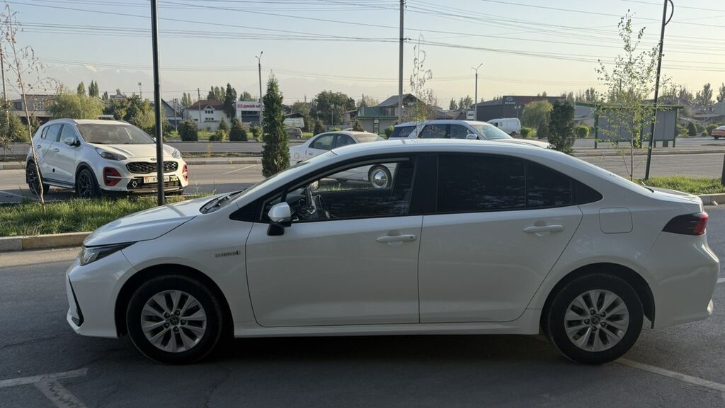 Toyota Corolla: 2020 г., 1.8 л, Вариатор, Гибрид, Седан: фото 3