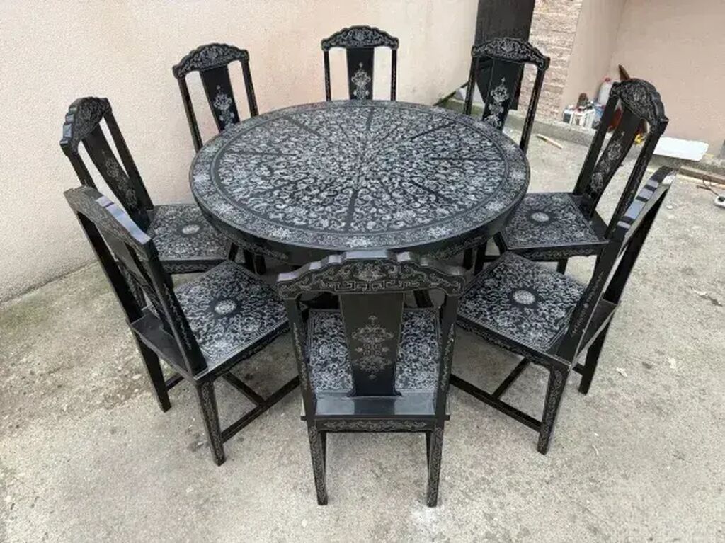 Stilske garniture: Kineski trpezarijski sto i 8 stolica Kineski trpezarijski sto sa 8