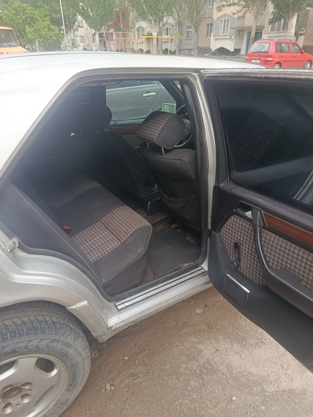 Mercedes-Benz W124: 1994 г., 2 л, Механика, Бензин, Седан: фото 5