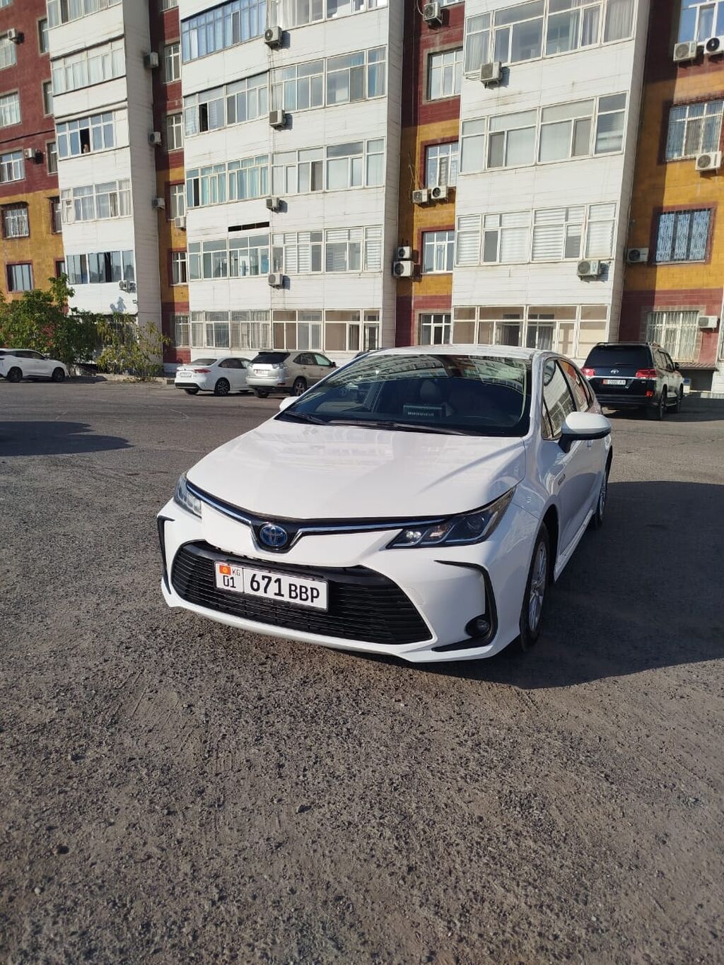 Toyota Corolla: 2021 г., 1.8 л, Вариатор, Гибрид, Седан: фото 1