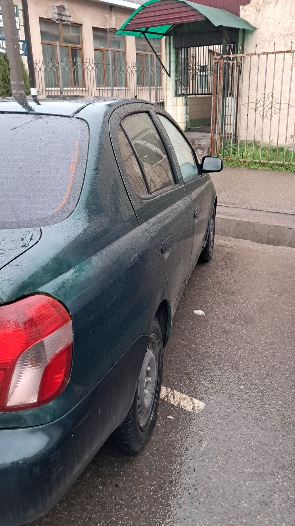 Toyota Echo: 2001 г., 1.5 л, Автомат, Бензин, Седан: фото 3