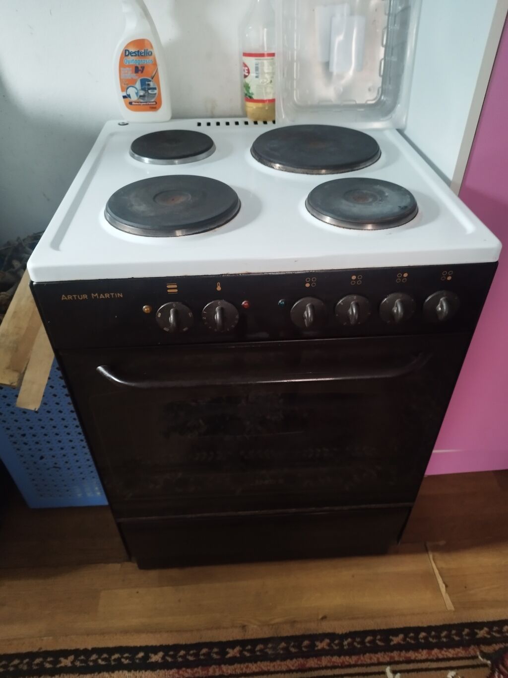 Šporeti i ugradne ploče: Električni šporet Artur Martin - Radna ploča sa 4 klasične ringle