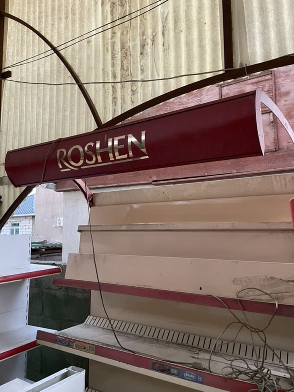 Торговый стеллаж ROSHEN с верхней фирменной консольной вывеской. - — фото 2
