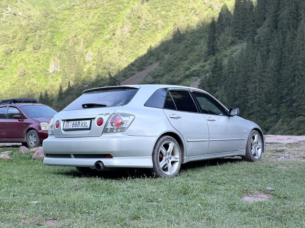 Toyota Altezza: 2004 г., 2 л, Автомат, Бензин, Универсал — фото 1