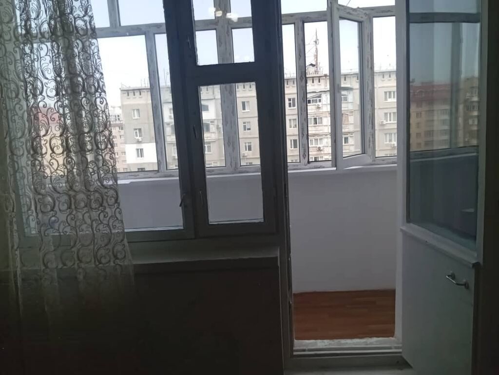 Светлая комната с выходом на застеклённый балкон. Просторное помещение: фото 5