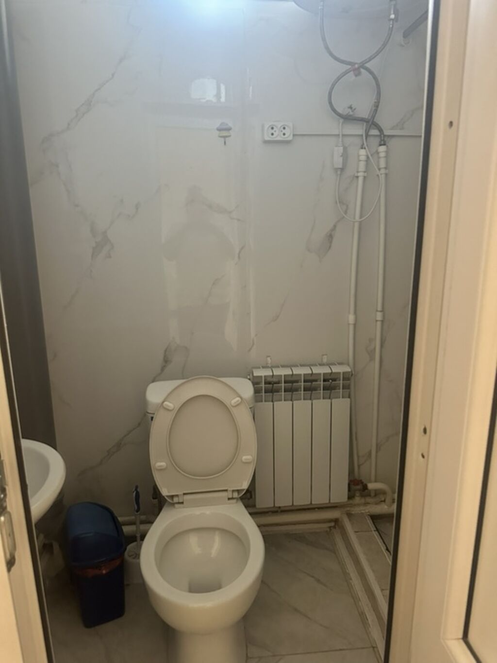 Студия с отдельным санузлом и базовой кухонной зоной. - Планировка: фото 3