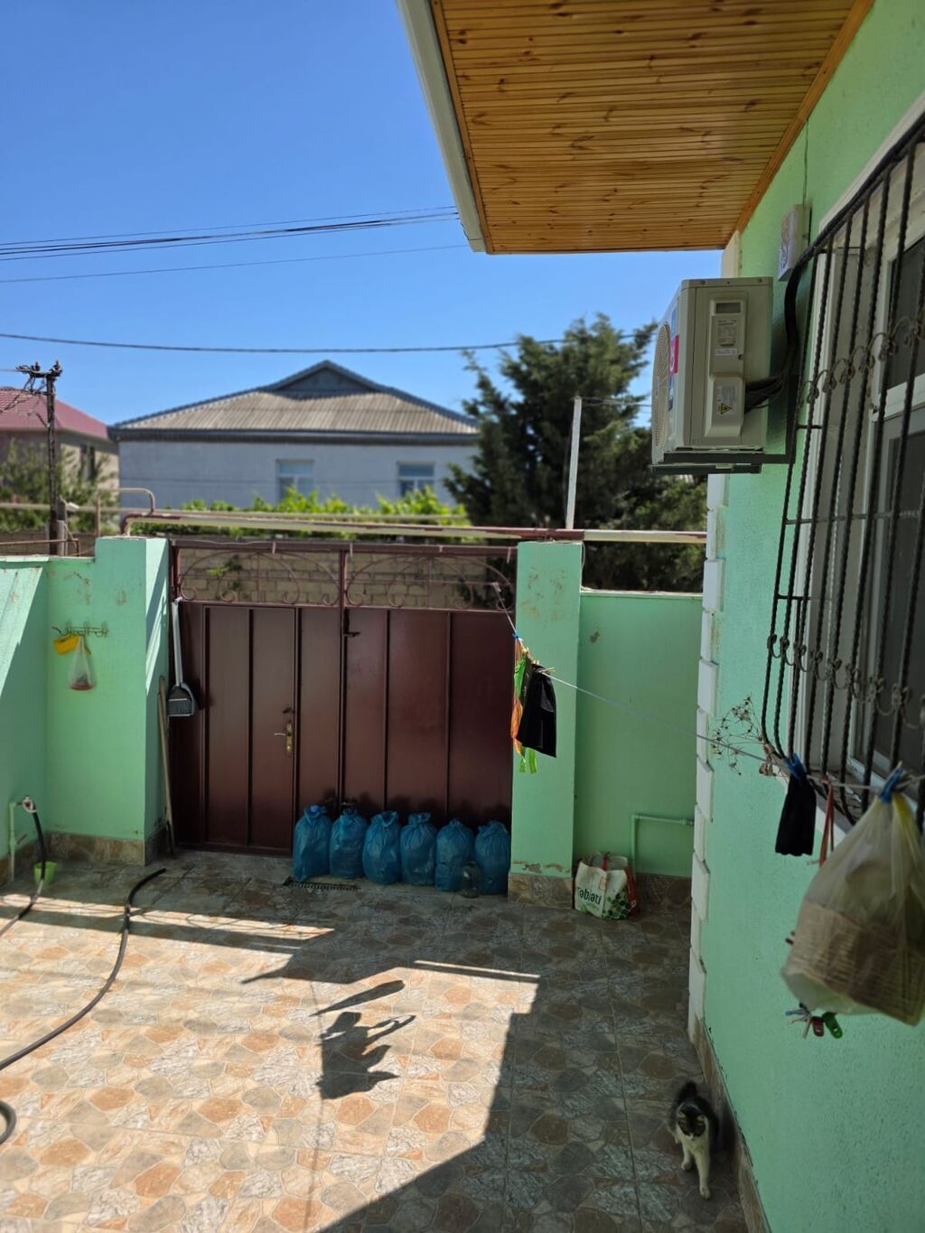 Həyət evi – kompakt həyət sahəsi və örtülü eyvan - Divarları açıq