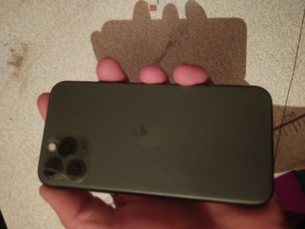 Apple iPhone: IPhone 11 Pro, модель MWC62KH/A, серийный номер F18ZP297N6Y5. Цвет —