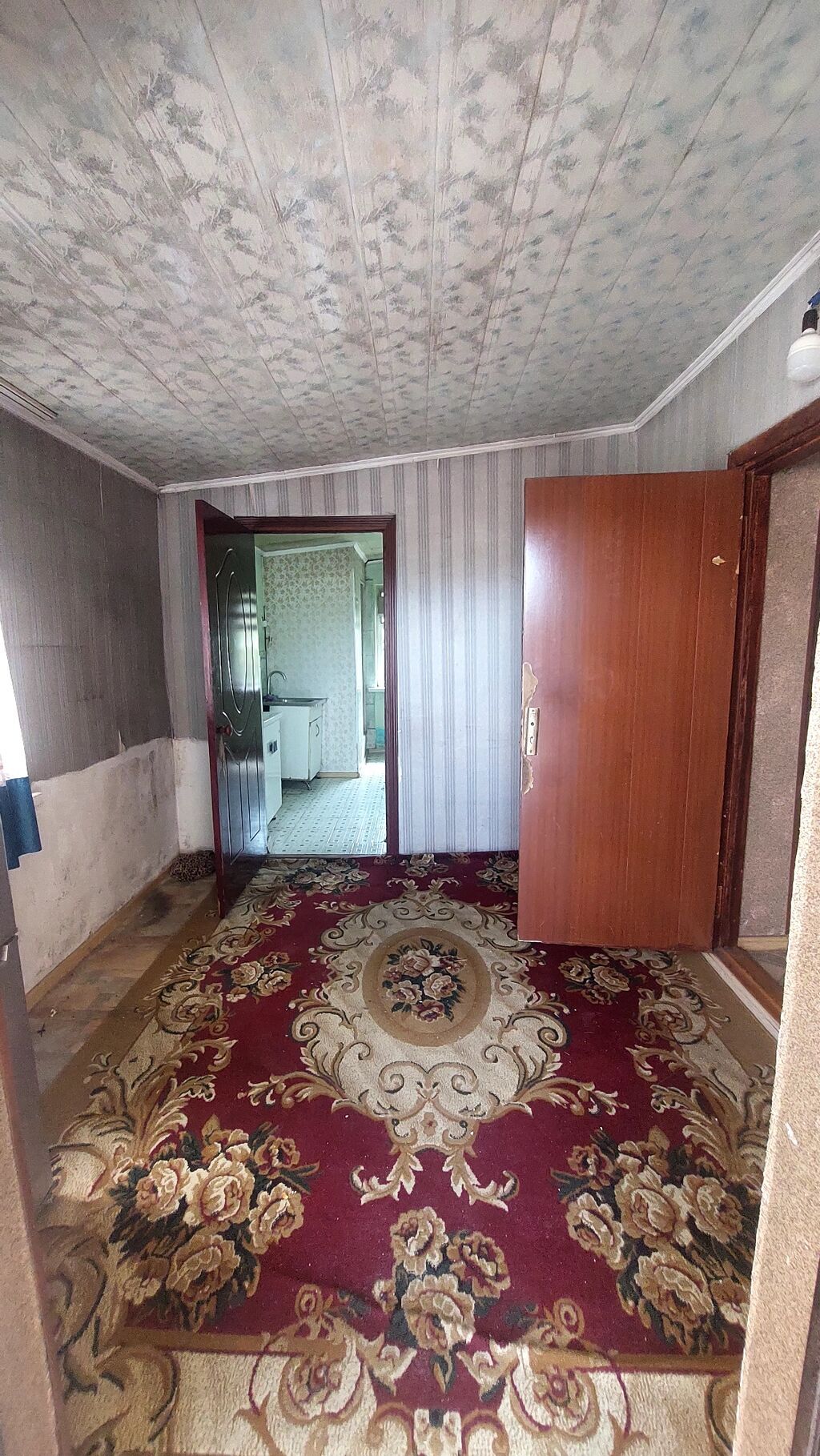Дом на участке с мощёным двором и навесом у входа. Планировка: -: фото 3