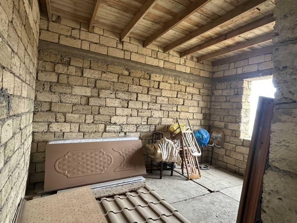 3 otaqlı, 136 kv. m, Təmirsiz
