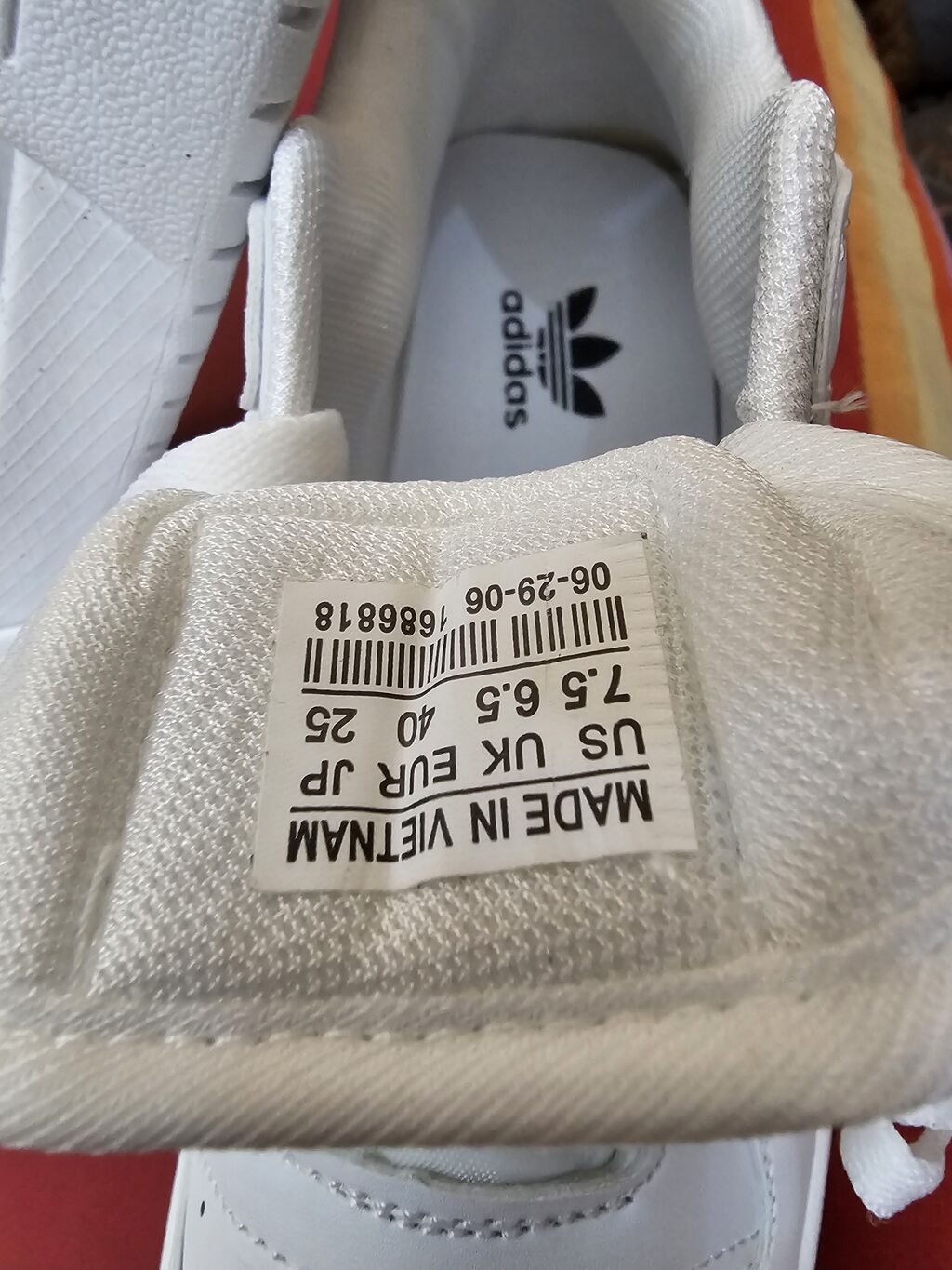 Кроссовки adidas (Trefoil на стельке), полностью белые. - Модель в: фото 3