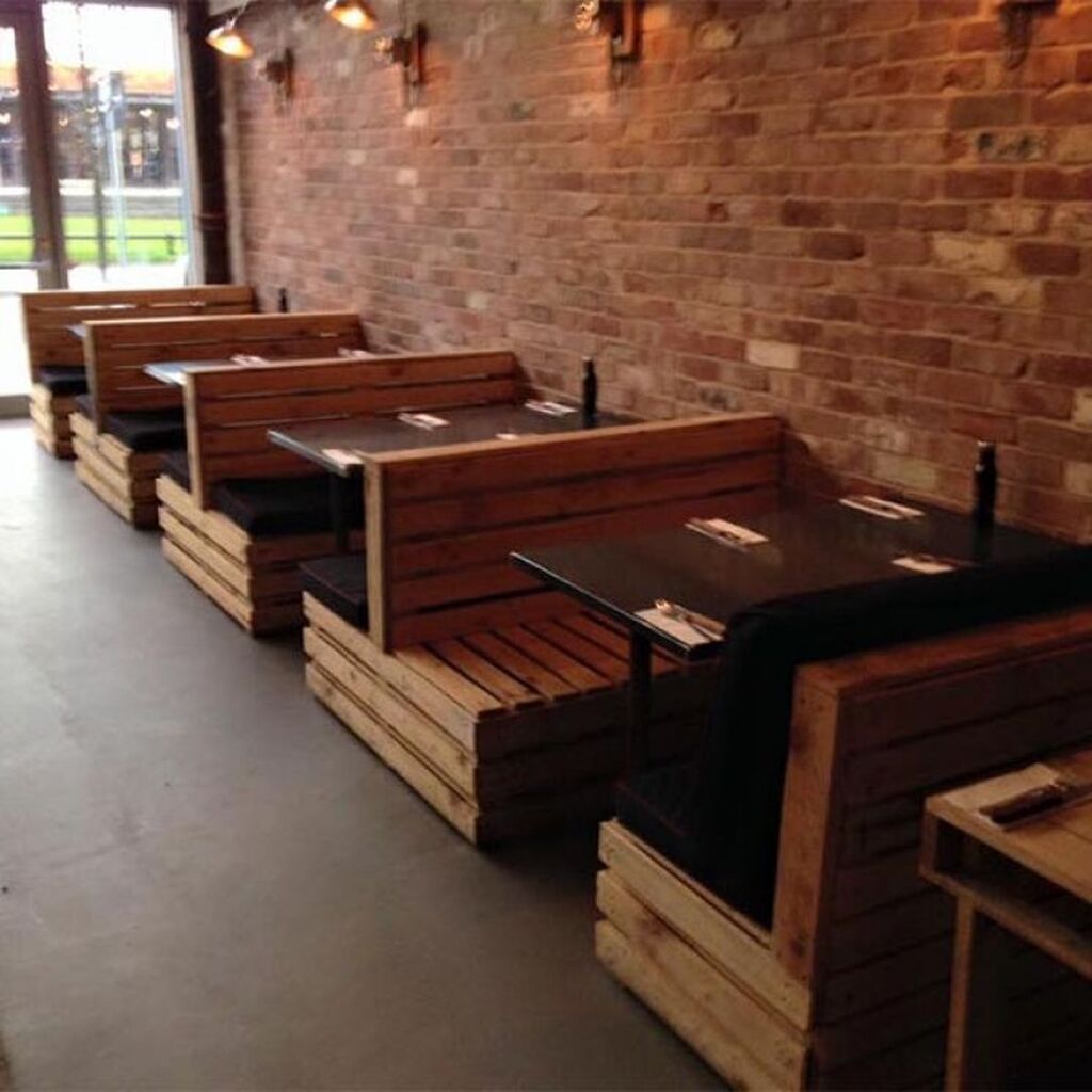 столы из дерева в кафе