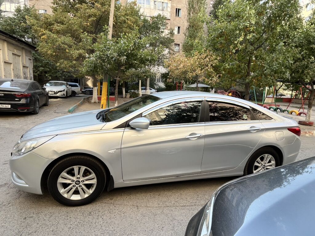 Hyundai Sonata: 2010 г., 2 л, Автомат, Газ, Седан: фото 2