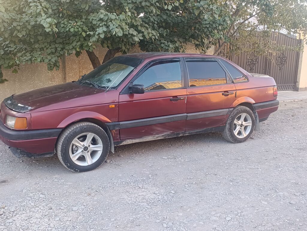 Volkswagen Passat: 1993 г., 1.8 л, Механика, Седан: фото 2