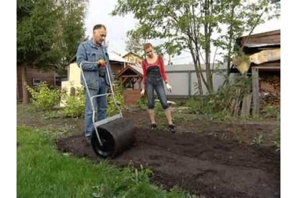Трамбовка газона. Утрамбовка грунта под газон. Трамбовка земли под газон. Выравниватель газона. Как уплотнить землю.