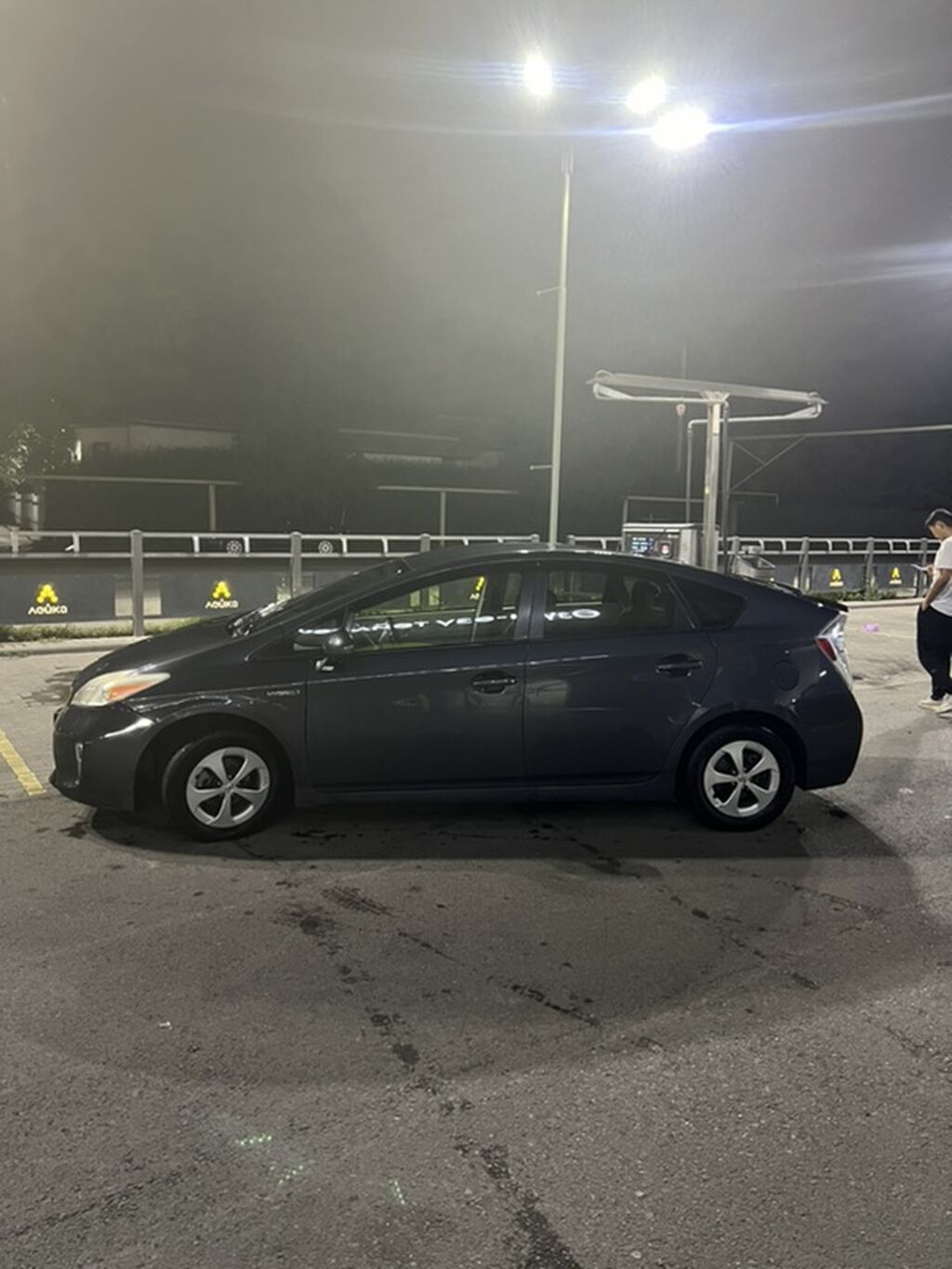Toyota Prius: 2013 г., 1.8 л, Гибрид, Хэтчбэк: фото 3