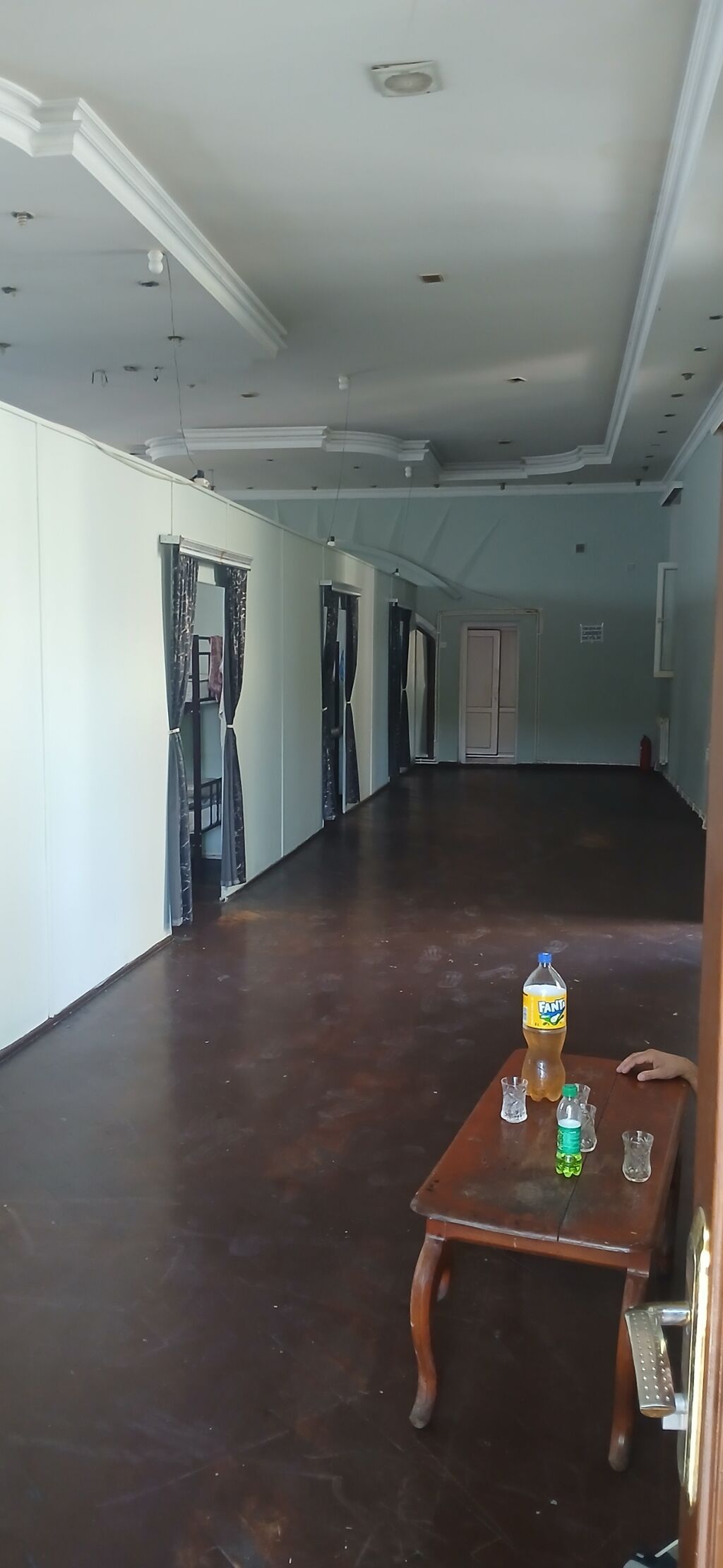 Köməkçi yataqxana/hostel tipli obyekt – uzun dəhliz boyunca pərdələrlə