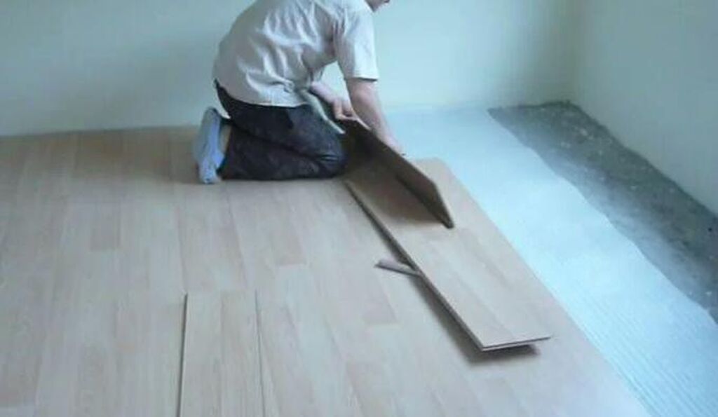 стяжка штукатурка. заливка стяжки на теплый пол. сначала полы потом стены. монтаж перегородок на стяжку. цементно-песчаная стяжка с гидроизоляцией.