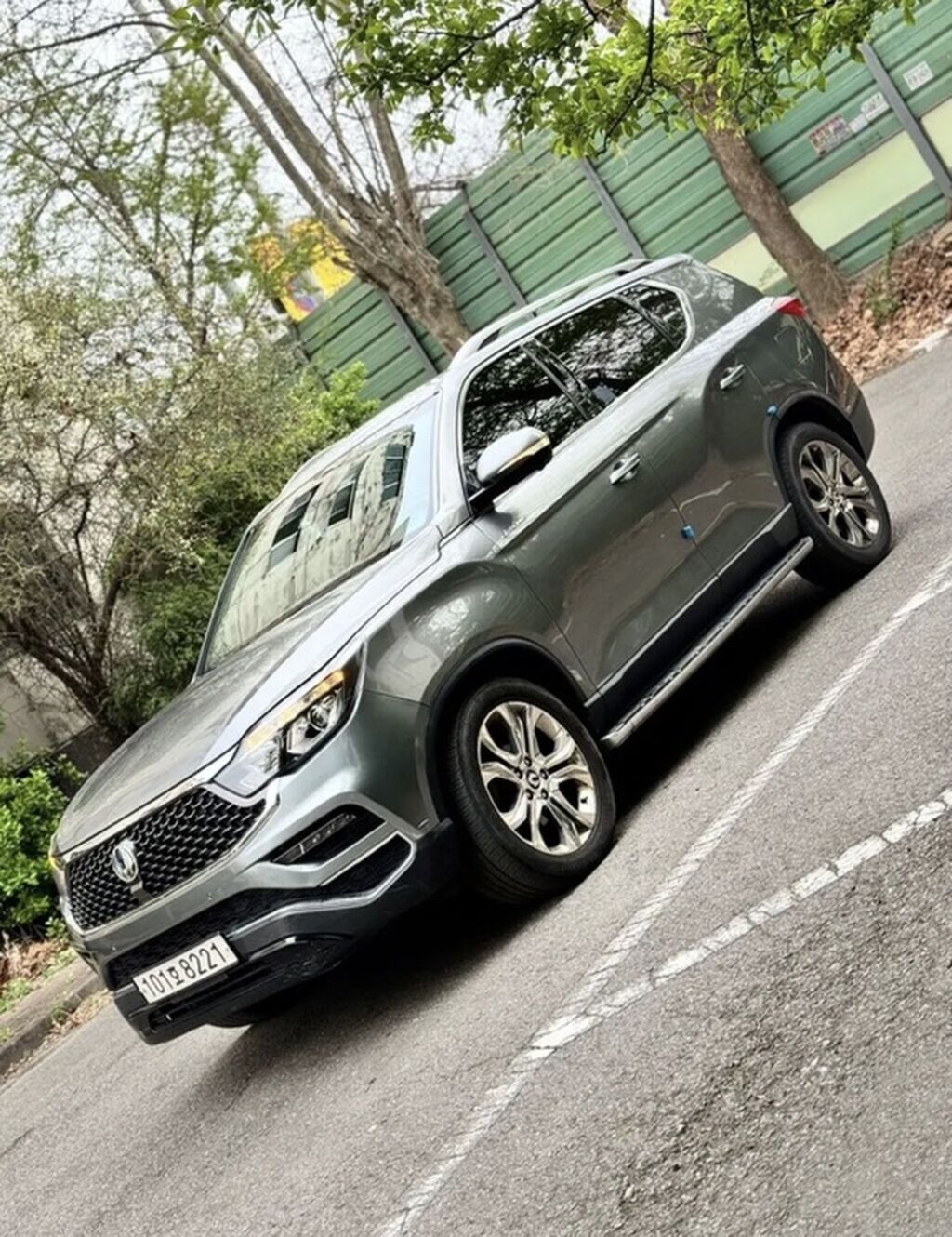 Внедорожник класса SUV, 7‑местный, серый металлик: фото 2