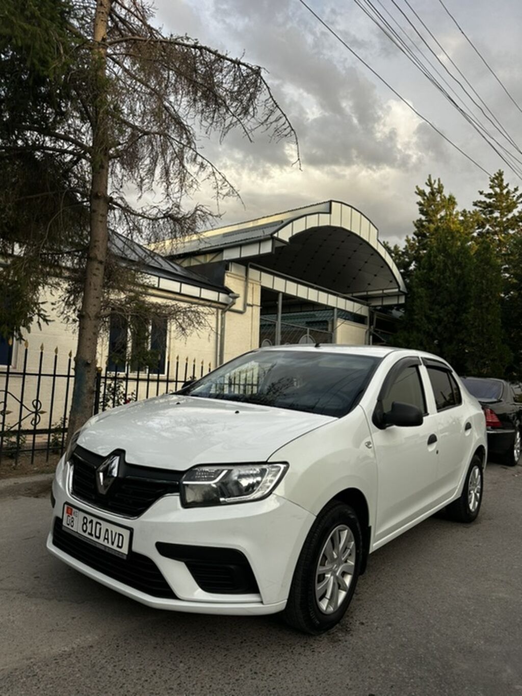 Renault Logan: 2019 г., 1.6 л, Механика, Бензин, Седан: фото 2