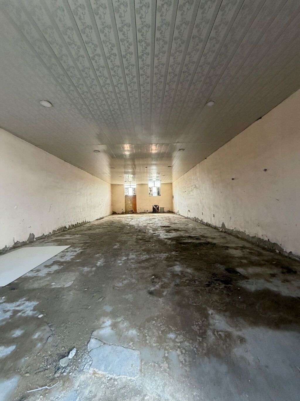 Airaport yolunun alt terefi.Ramana 16 ci kalonun arxasi. Erazi