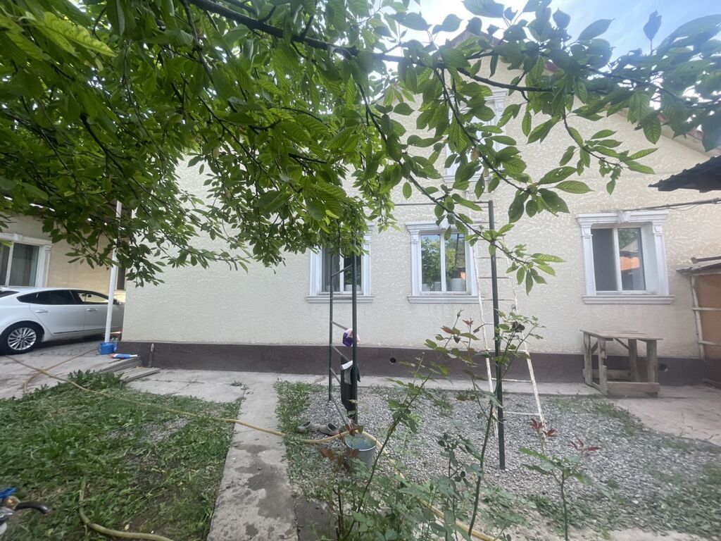 Дом угловой,с двором и парковкой с бизнесом(квартиранты + магазин)