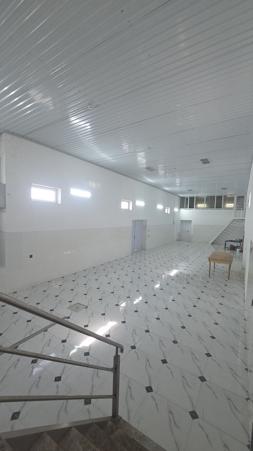 İcarəyə verilir: işıqlandırılmış, hündür tavanlı, kafel döşəməli geniş