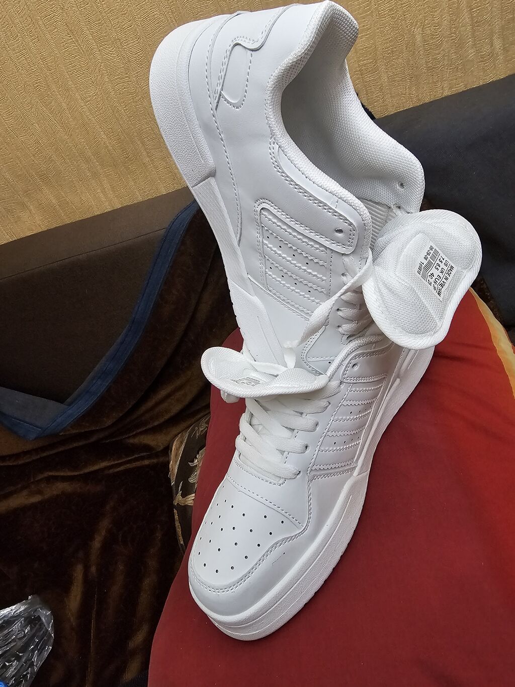 Кроссовки adidas (Trefoil на стельке), полностью белые. - Модель в: фото 1