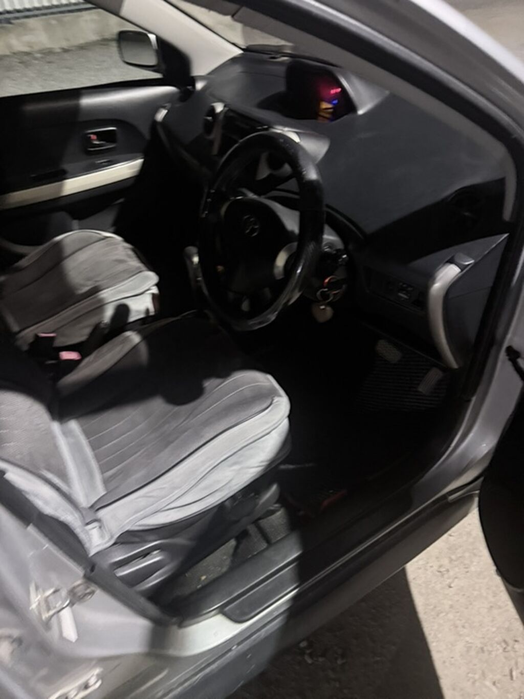 Продается Toyota Ist, 2004 г., хэтчбэк, Бишкек: фото 5