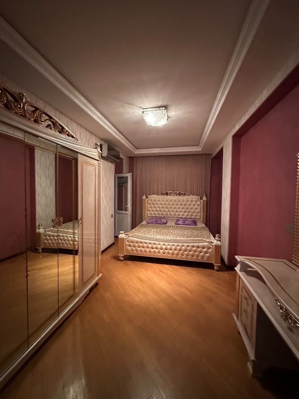 Klassik üslubda tam mebellənmiş 2 otaqlı mənzil (yataq otağı + mətbəx