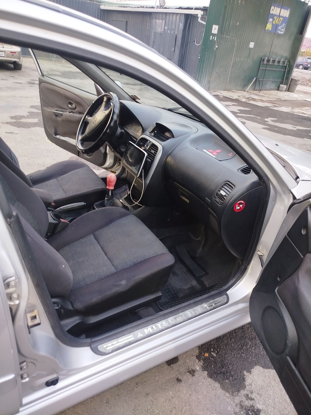 Mitsubishi Carisma: 2004 г., 1.6 л, Механика, Бензин, Лифтбек: фото 3
