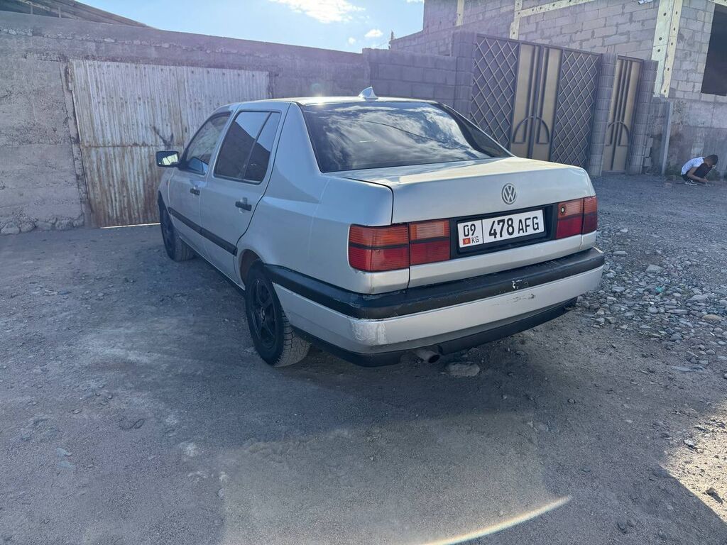 Volkswagen Vento: 1992 г., 1.8 л, Механика, Бензин, Седан: фото 3