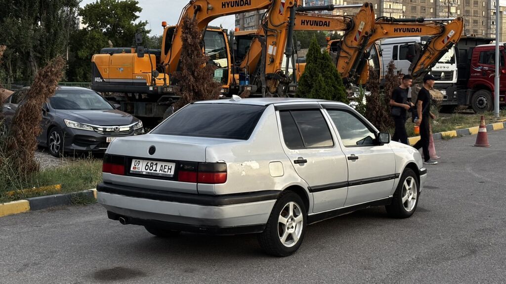 Volkswagen Vento: 1993 г., 1.8 л, Механика, Бензин, Седан: фото 7