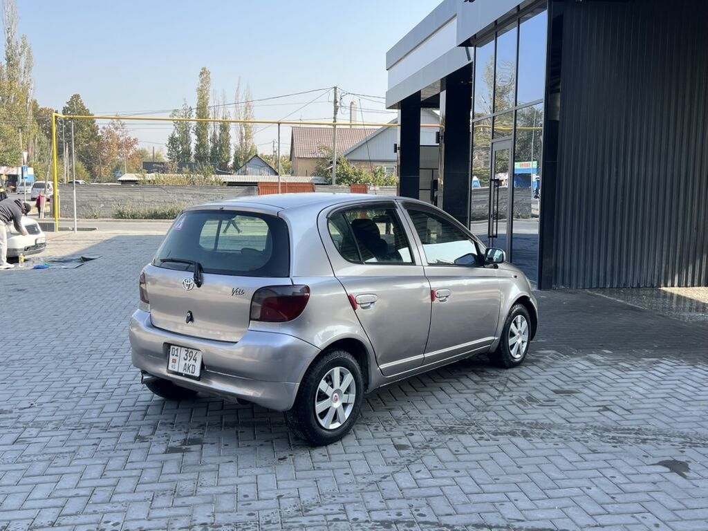 Toyota Vitz: 2002 г., 1.3 л, Автомат, Бензин, Хэтчбэк: фото 4