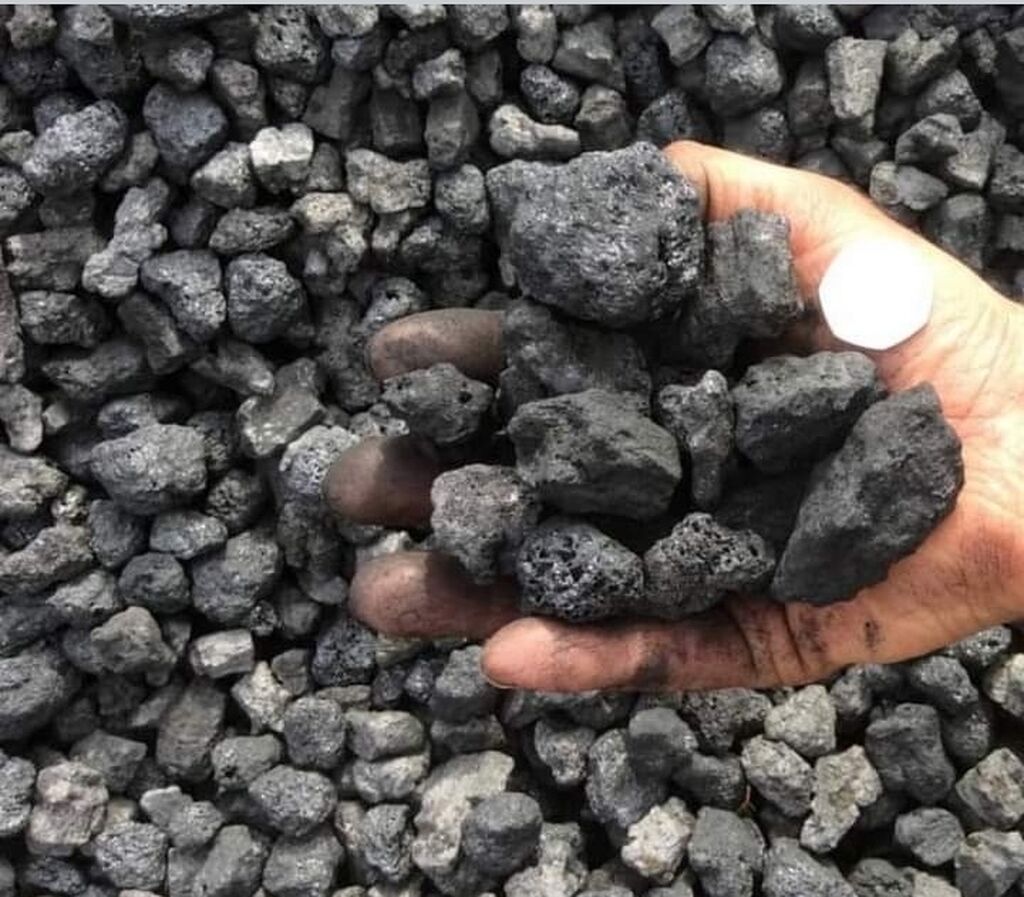 Каменный уголь на урале. Каменноугольный кокс. Каменный уголь кокс. Коксующийся уголь кокс. Кокс каменноугольный и нефтяной.