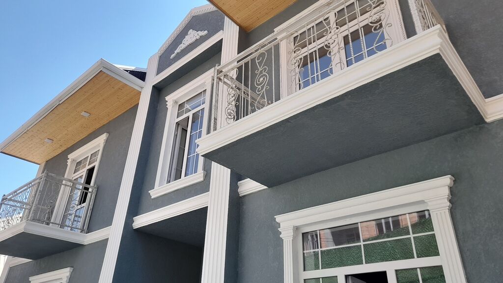 Öz şəxsi ev8mdi iki sotda iki mərtəbəli altı otaqlı evdi, həyətin üstü