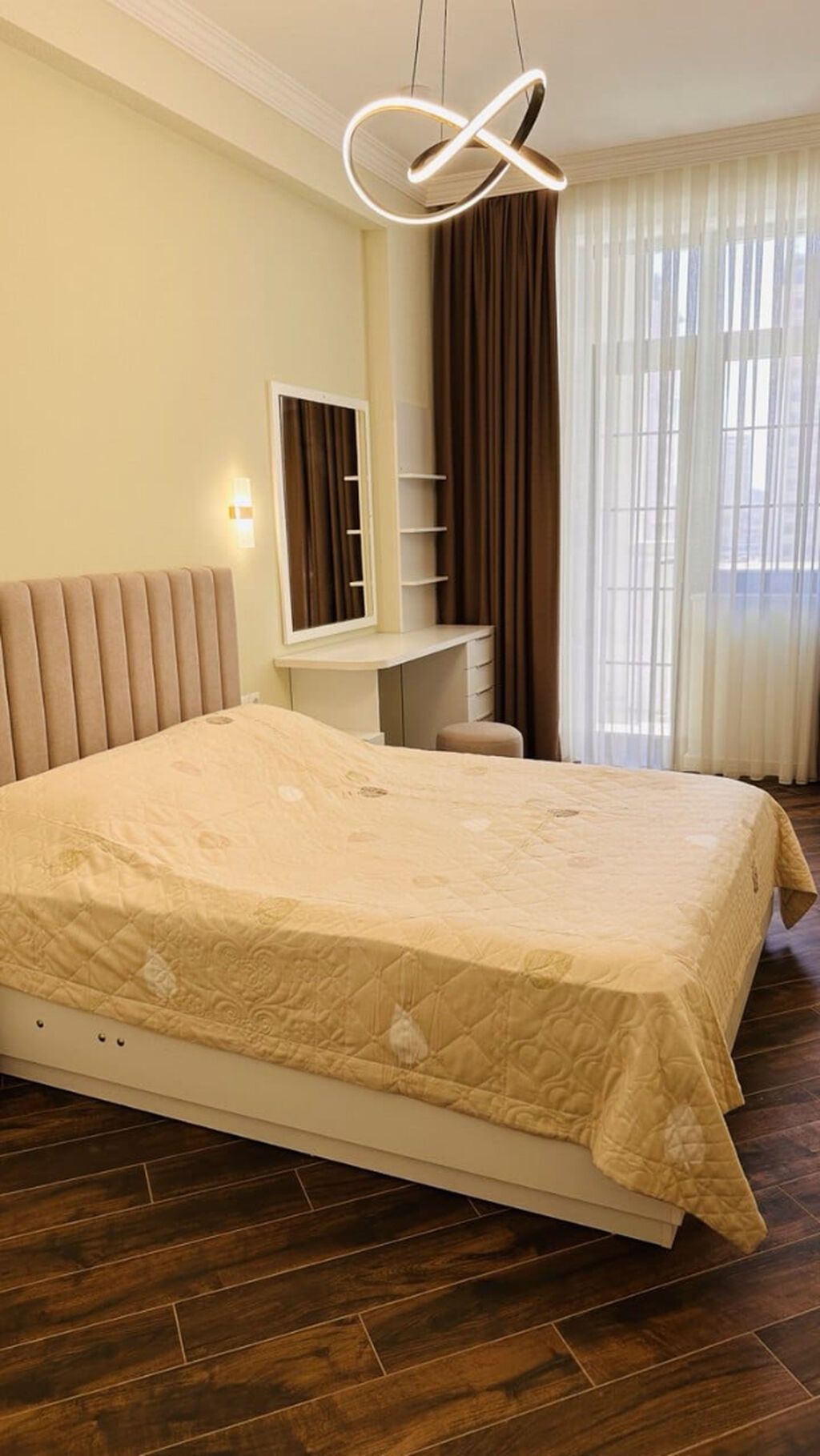 Renessans Palace yaşayış kompleksində, Elmlər Akademiyası metrosu