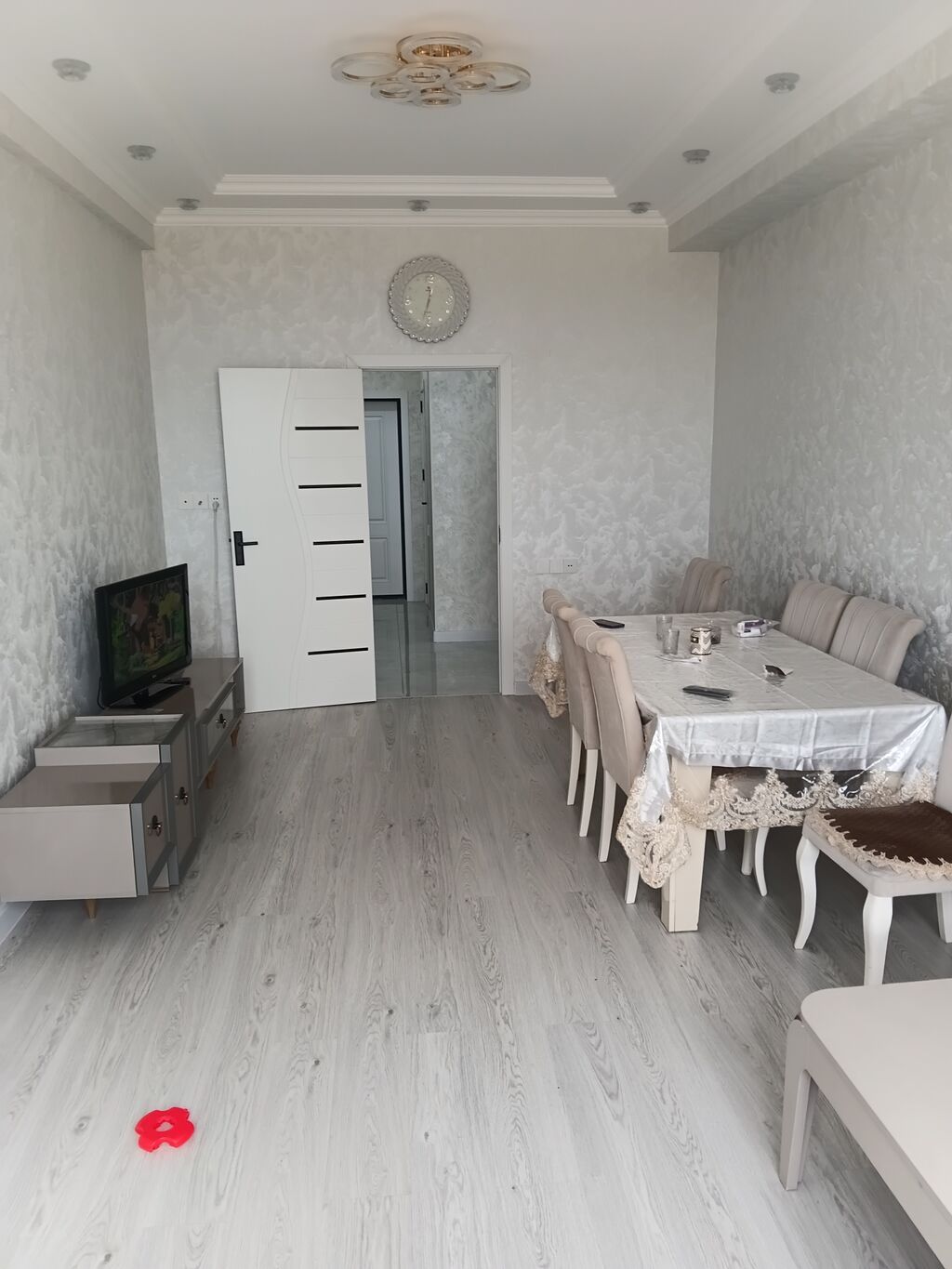 Ev sarayda yerləşir. Mənzildə konditsaner, kombi sistemi, otaqlarda